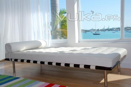 Day Bed Mod. Barna, acero inoxidable, piel blanca.