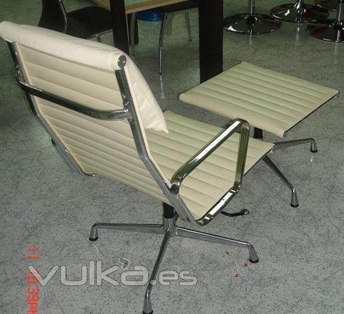 Lounge Chair y Ottoman Mod. Ames, diseo, cromado, piel beige.