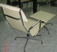 Lounge chair y ottoman mod. ames, diseo, cromado, piel beige.