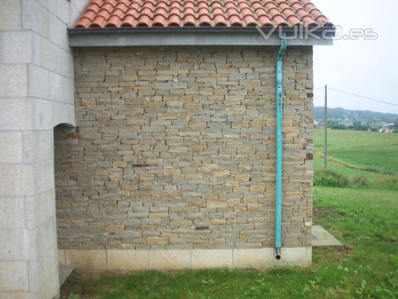 fachada de casa realizada en galizano y esta hecha de taco gallego