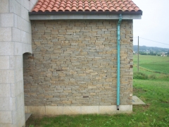 fachada de casa realizada en galizano y esta hecha de taco gallego