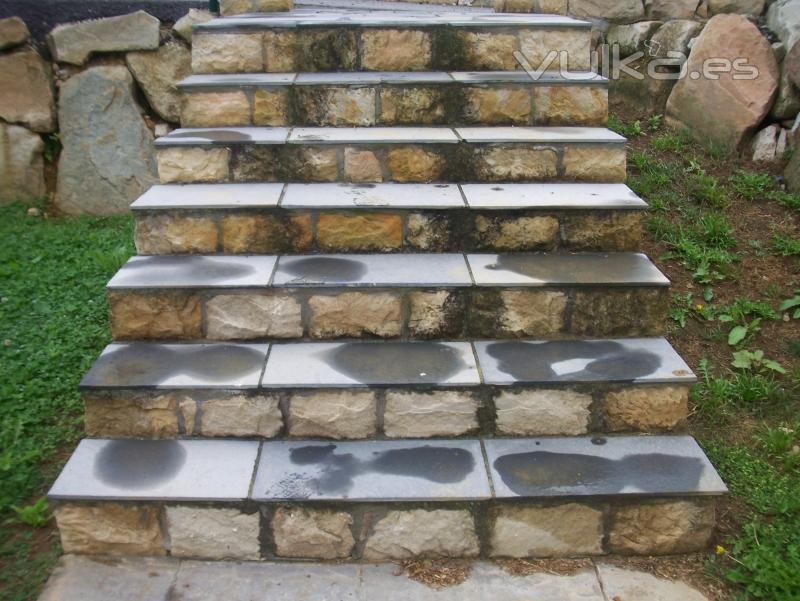 otro tipo de escalera con pizarra y piedra