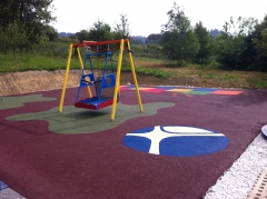 Parque infantil de juegos adaptados para ninos con discapacidad