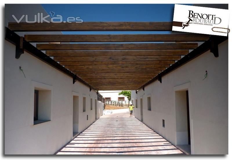 Pergola de madera entre paredes