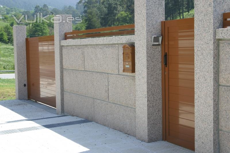 Puerta Peatonal y Corredera fabricadas en Aluminio Marrn.