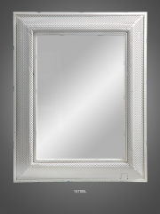 Espejo de pared en hierro blanco decapado.