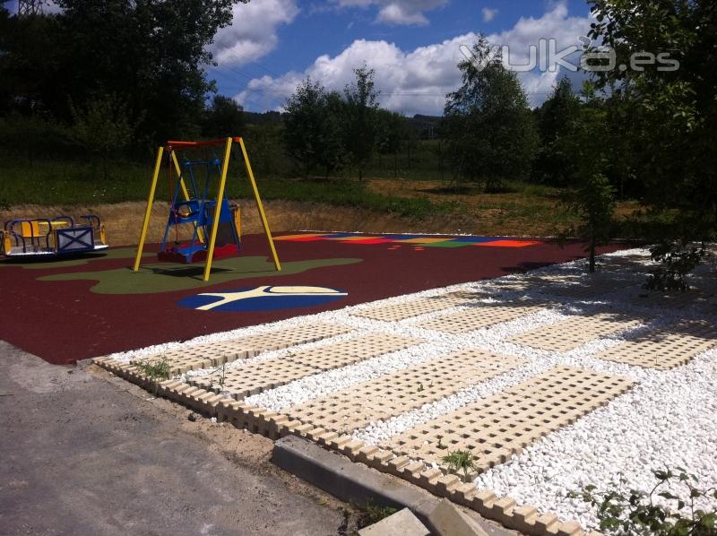 Parque infantil de juegos adaptados para niños con discapacidad