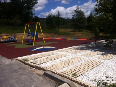 Parque infantil de juegos adaptados para ninos con discapacidad