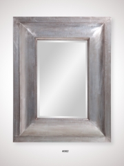 Espejo con marco de madera en tono plata