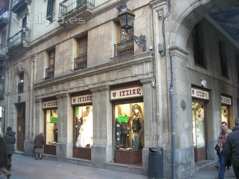 tienda de Artecalle bajo los arcos de La Rivera