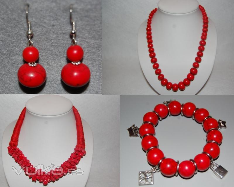 Conjunto en madera color rojo.