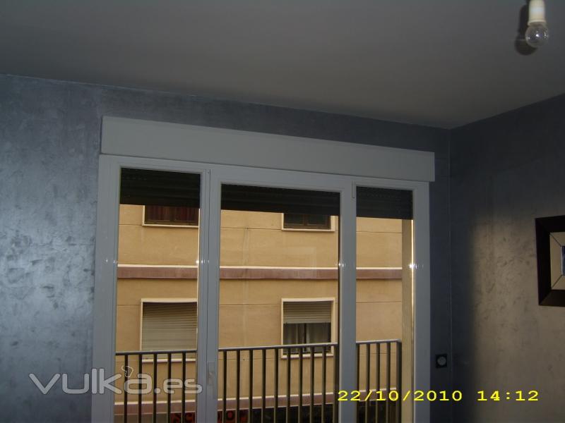 ventana de alumini y pintura estucada