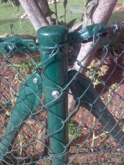 Cercado formado por malla st plast instalda en postes lacados en verdes