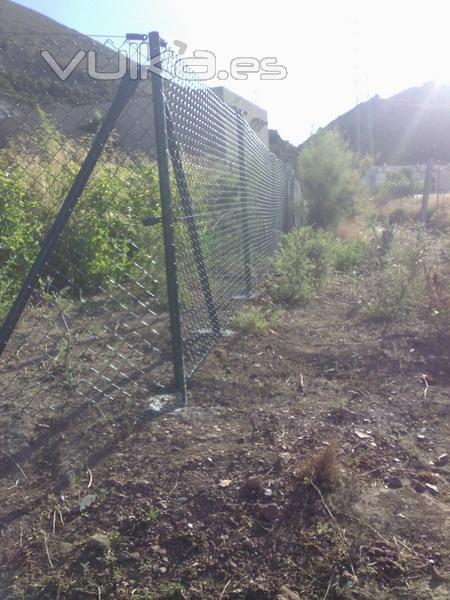 Cercado formado por malla S.T plast. instalda en postes lacados en  verdes