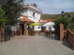 Entrada y amplia terraza