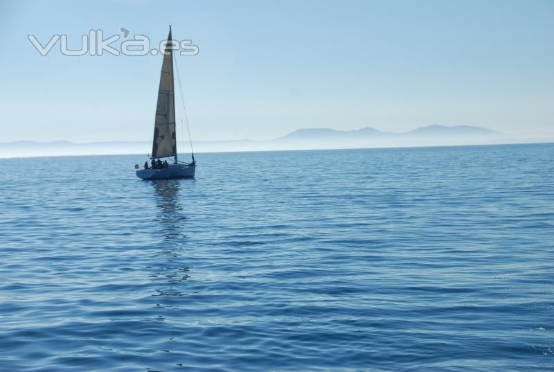 Cada fin de semana organizamos regatas en el Golfo de Rosas, anímate a navegar con nosotros!