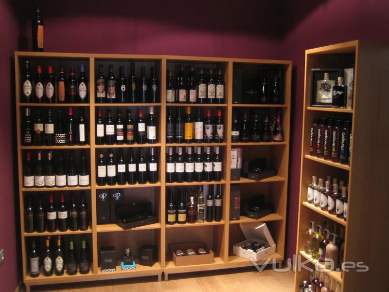 Gran variedad de vinos de distintas denominaciones de origen.