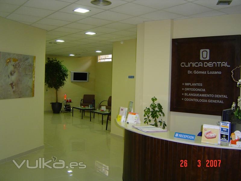 recepción, amplia sala de espera . odontologia estetica, implantes dentales, ortodoncia, 