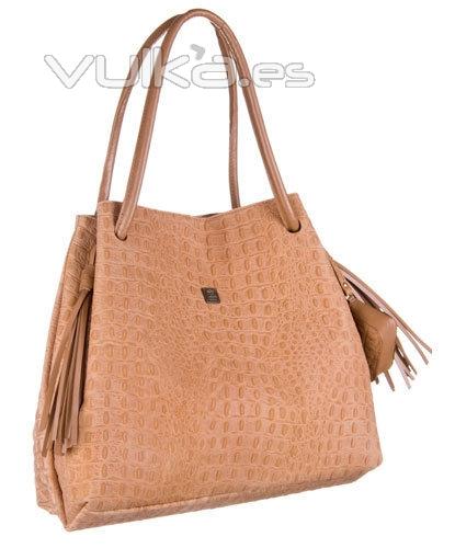 Precioso bolsos de piel grabado coco en color Camel!! Esto y más podrá encontrarlo también en nuestr