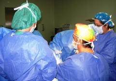 Dr merino y equipo operando un prolapso