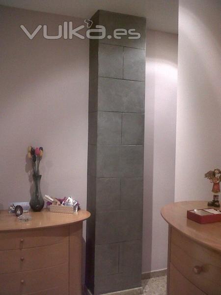 Columna revestida con efecto pizarra metalica