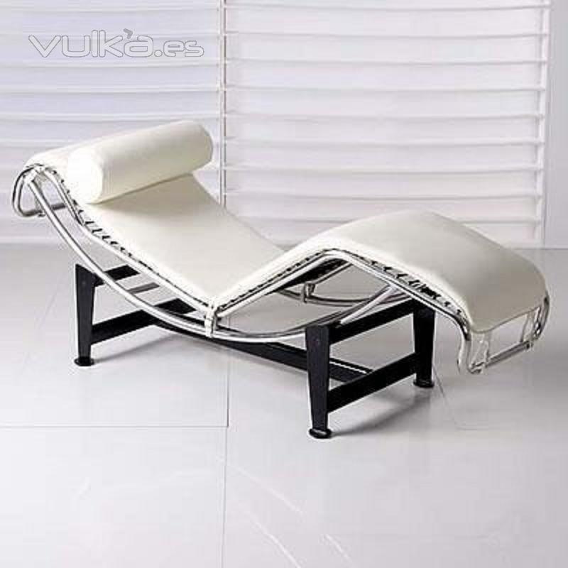 Chaise Loungue Mod. Lecor, diseo, piel blanca.