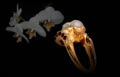 Alta joyera, anillo perla, diamantes, rubes, granates y oro amarillo.