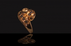 Alta joyería, anillo diamantes, zafiros y oro amarillo