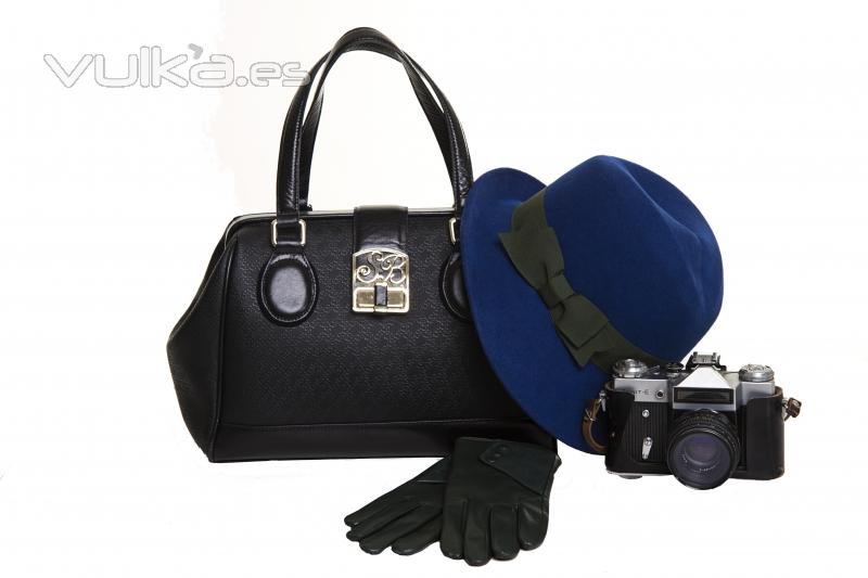 Bolso y guantes negros con sombrero azul de la coleccin Otoo/Invierno 2011 de Salvador Bachiller