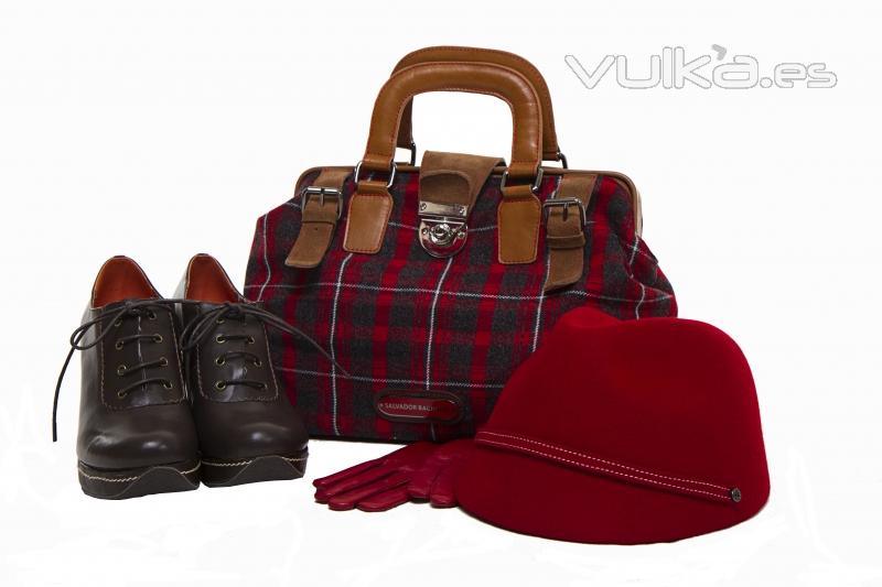 Bolso estilo escocs junto con zapatos de cordones y sombrero rojo de Salvador Bachiller
