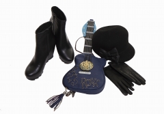 Bolso de edicion limitada con forma de guitarra y complementos en negro todo de salvador bachiller