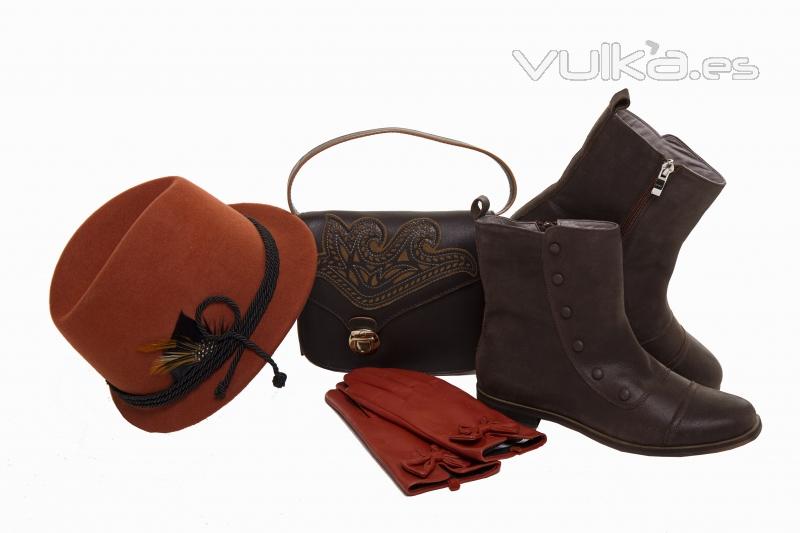 Look marrn con bolso y botines marrones y sombrero y guantes anaranjados de Salvador Bachiller