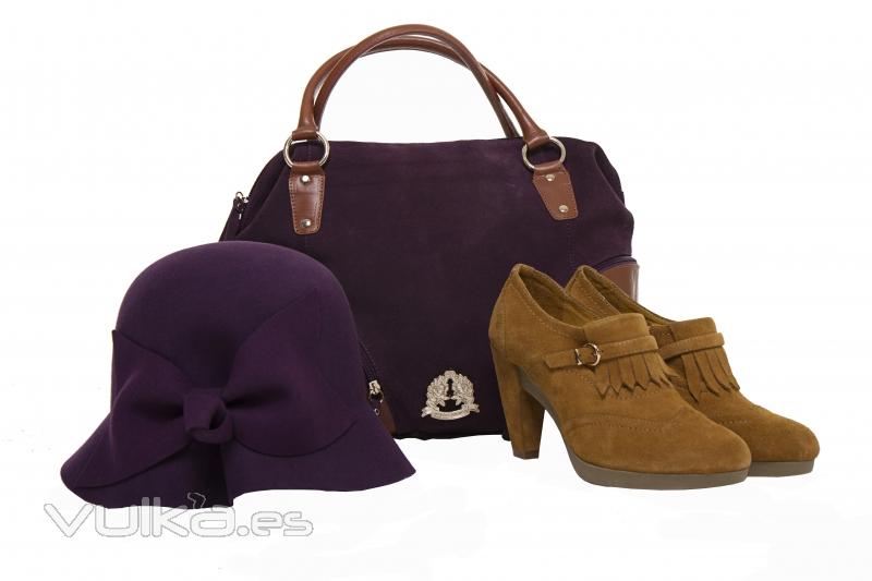 Bolso de ante y sombrero morado junto a zapatos beige con hebilla y de ante de Salvador Bachiller