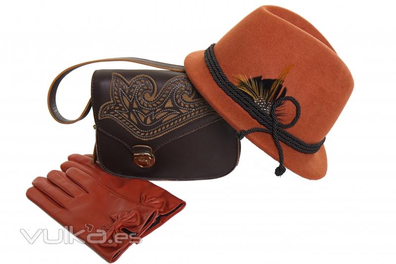 Bolso de piel marrn con complementos en naranja, todo de Salvador Bachiller