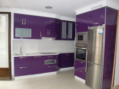 Cocina en formica color berengena y encimera blanca.