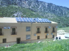 Vista general de la instalación de 24 Paneles para la producción de Agua Caliente Sanitaria, con una