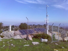 Vista general de una instalacion de telecomunicaciones  alimentada por energia solar fotovoltaica