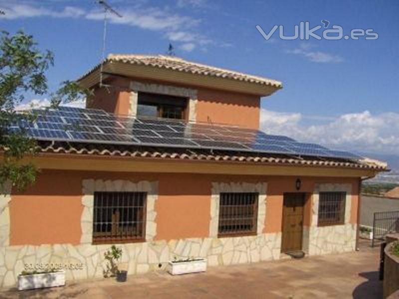 Instalación fotovoltaica de 5 kW de conexión a red sobre tejado
