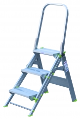 la KOMODO de PLABELL es perfecta tanto como escalera o como taburete 