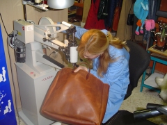 Fabricando bolso de piel de ternera