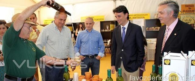 Escanciado de Sidra Carral en Feria Tierra de Sabor en Medina de Rioseco (Valladolid)