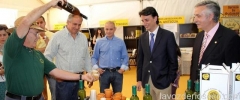 Escanciado de sidra carral en feria tierra de sabor en medina de rioseco (valladolid)