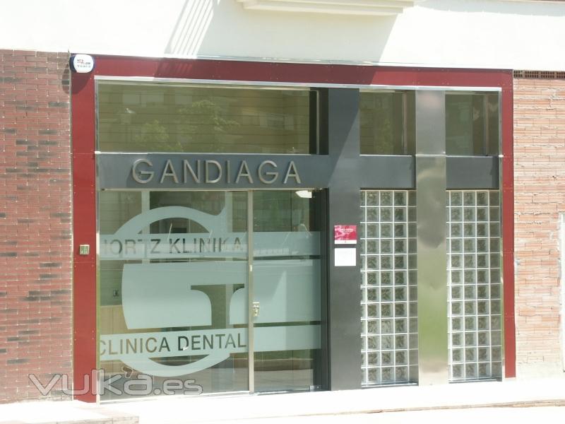 Fachada de Clínica Dental en Zamudio ( Vizcaya)