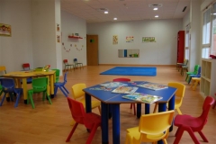 2 aulas de bebes, 2 aulas de 1 ano y 1 aula de 2-3 anos