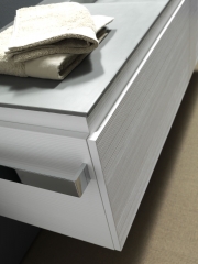 Detalle muebles en acabado de madera lacada
