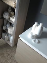 Detalle encimera en corian y columna de gran capacidad