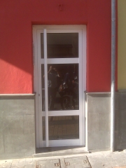 Puerta para exterior con tirador vertical