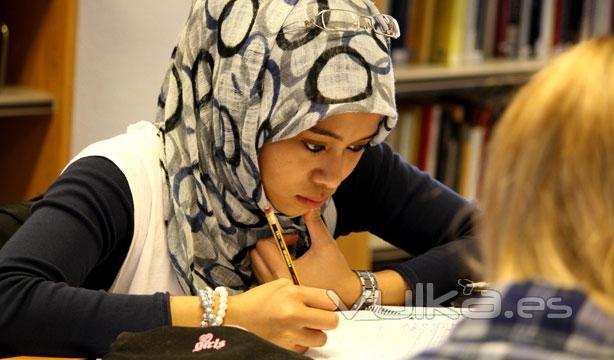 Estudiantes en la biblioteca