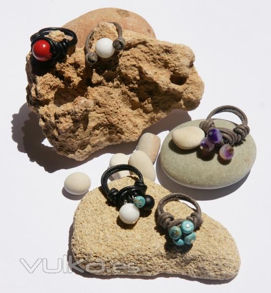 Anillos de cuero con piedras naturales, ágatas, turquesas, coral... Lotes de 5 unidades a 15EUR
