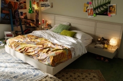 Dormitorio con amplia cama